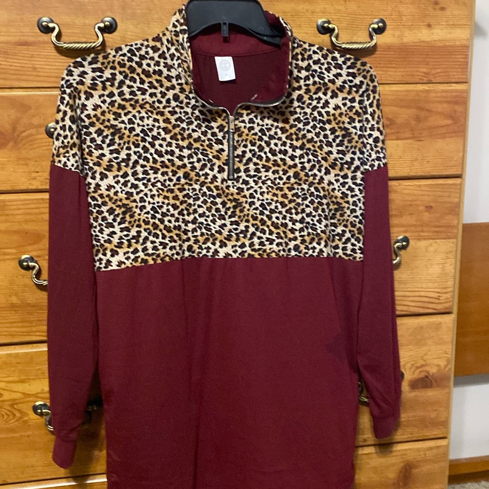 Animal print 1/4 zip tee - M